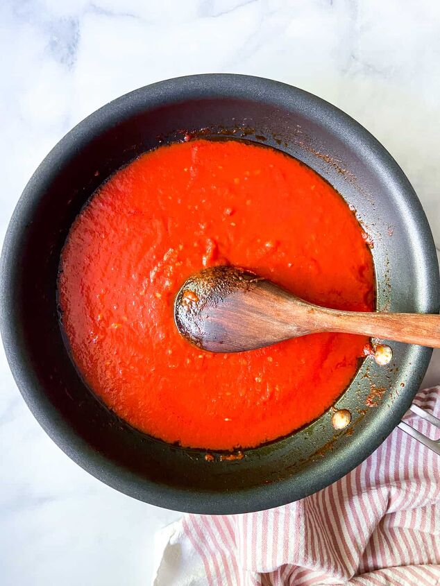 bucatini pomodoro, Add pureed tomatoes and simmer