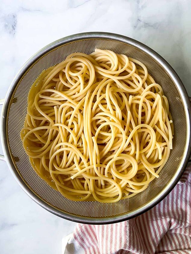 bucatini pomodoro, Cook the bucatini pasta
