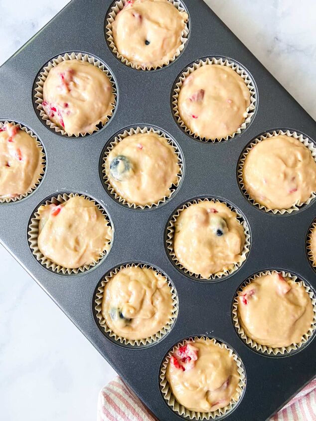 mixed berry muffins with buttermilk, Divide the batter between the muffin cups