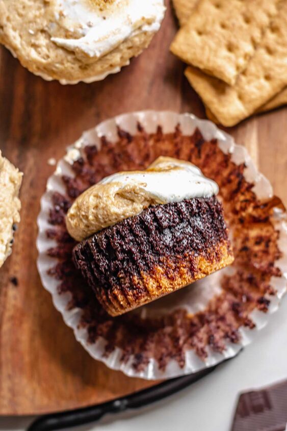 mores cupcakes with graham cracker crust