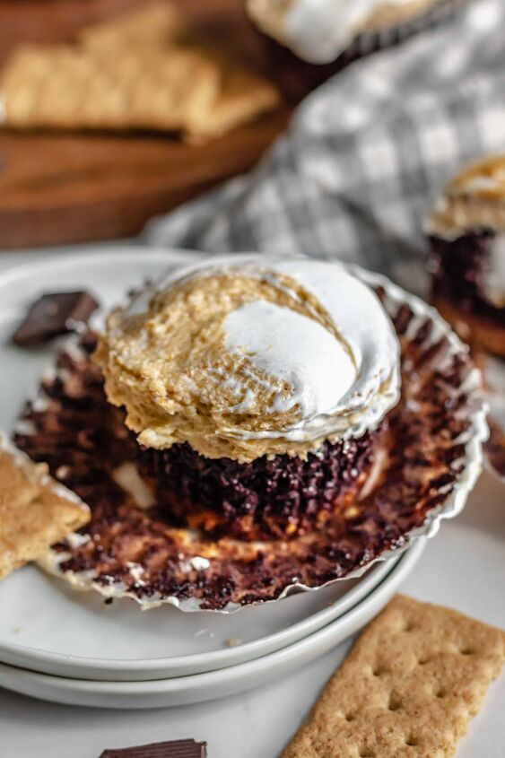 mores cupcakes with graham cracker crust