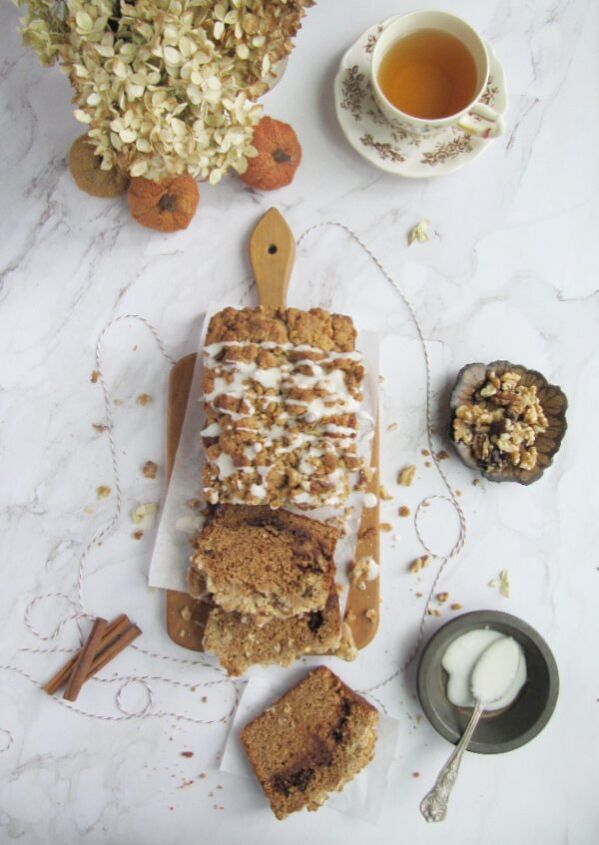 cinnamon swirl pumpkin bread with crumble topping