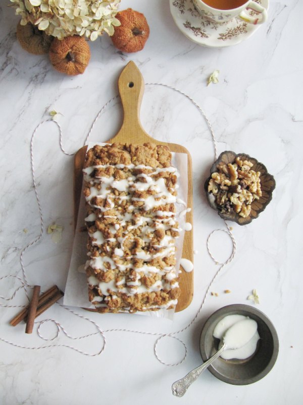 cinnamon swirl pumpkin bread with crumble topping