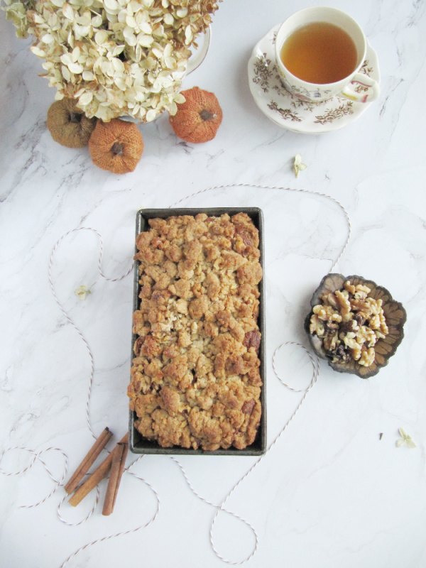 cinnamon swirl pumpkin bread with crumble topping