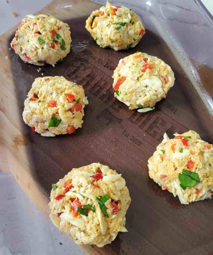 fried lump crab cakes with sriracha mayonnaise, Refrigerate the Lump Crab Cakes for at least 2 hours or overnight