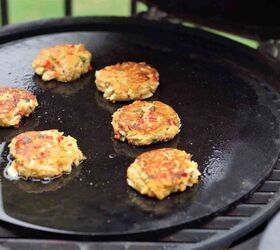 fried lump crab cakes with sriracha mayonnaise, Fried Lump Crab Cakes on a Big Green Egg with a Cooking Steel