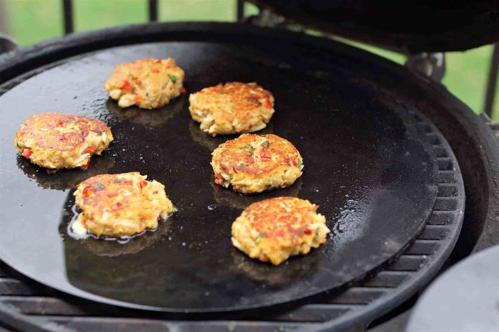 fried lump crab cakes with sriracha mayonnaise, Fried Lump Crab Cakes on a Big Green Egg with a Cooking Steel