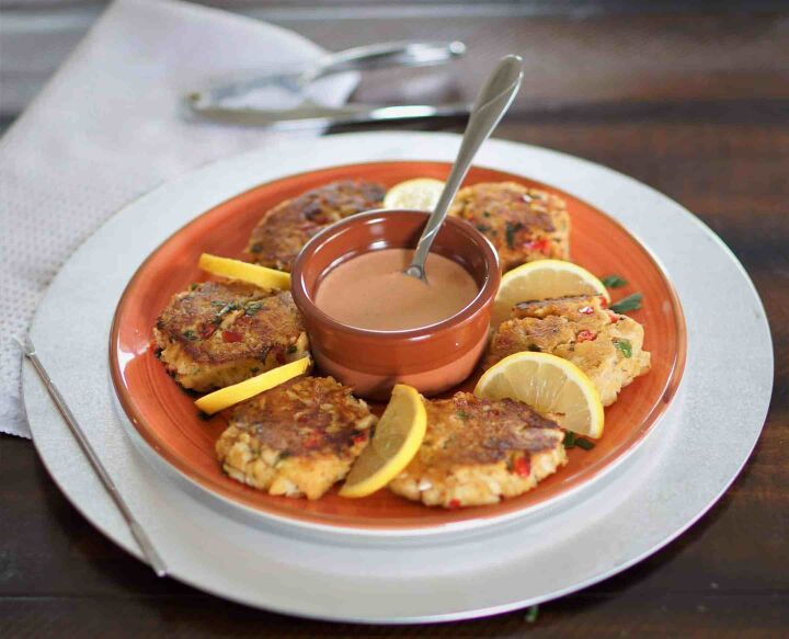 fried lump crab cakes with sriracha mayonnaise