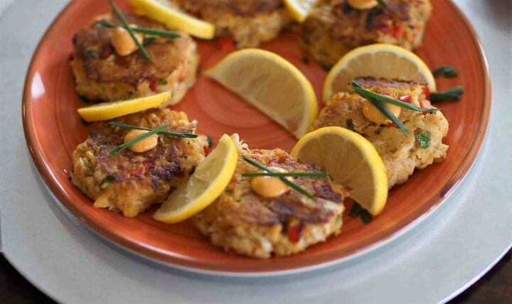 fried lump crab cakes with sriracha mayonnaise