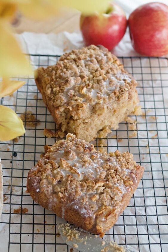 cinnamon apple bread with crumble topping