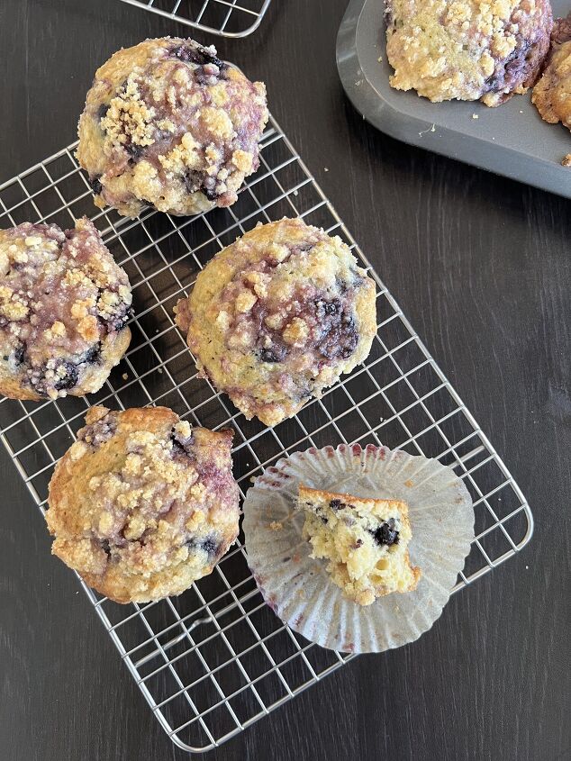 blueberry crumble muffins