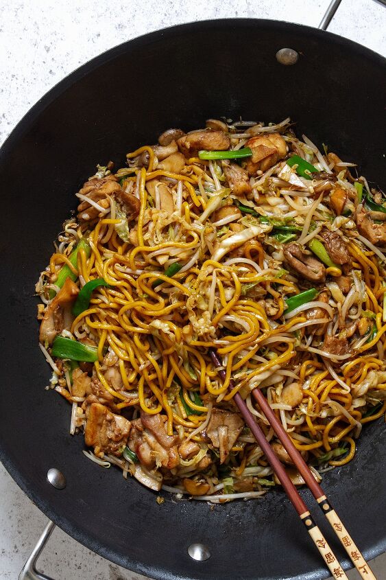 chicken chow mein better than takeaway, Adding the noodles and sauce
