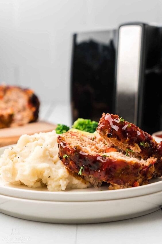 easy air fryer turkey meatloaf recipe, The sliced meatloaf served with mashed potatoes