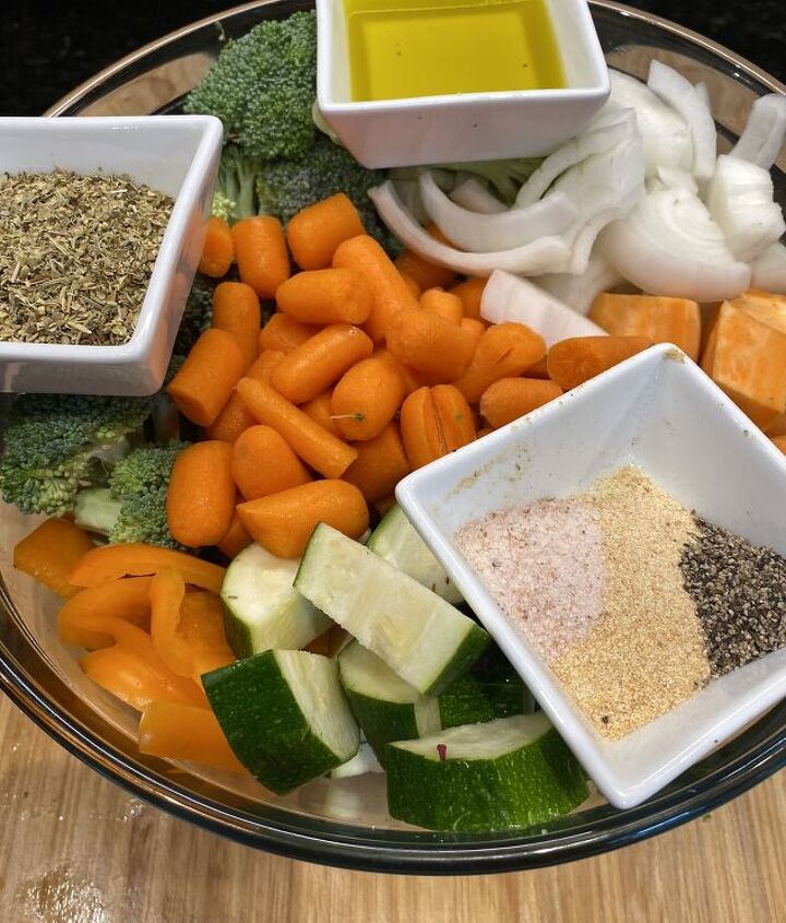 https://cdn-fastly.foodtalkdaily.com/media/2022/09/16/09291/broccoli-sweet-potato-carrot-roasted-vegetables-recipe.jpg?nocrop=1&size=720x845