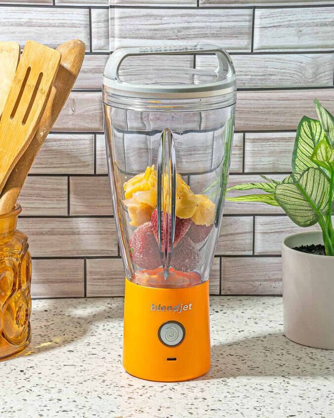 how to make fruit leather in a food dehydrator, frozen strawberries and mango pieces in a blender