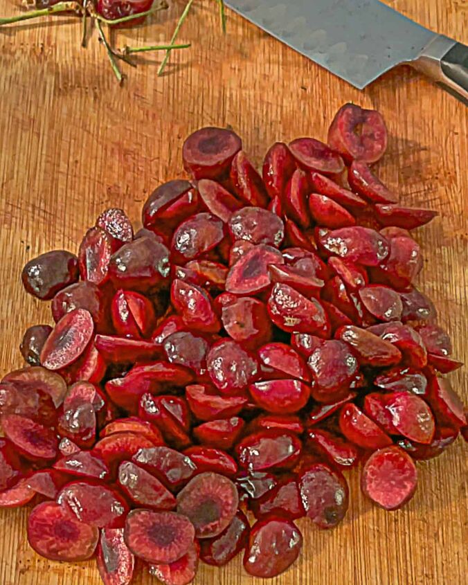 how to dehydrate cherries, pile of sliced cherries