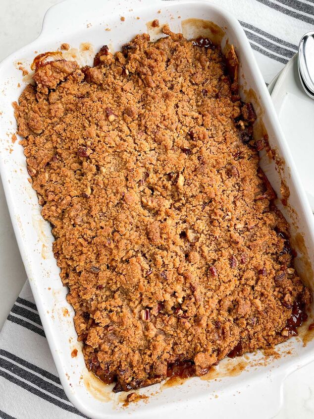 apple crisp without oatmeal, baked apple crisp without oatmeal in a white casserole dish