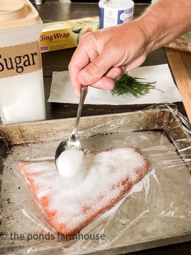 Add sugar to salmon on curing