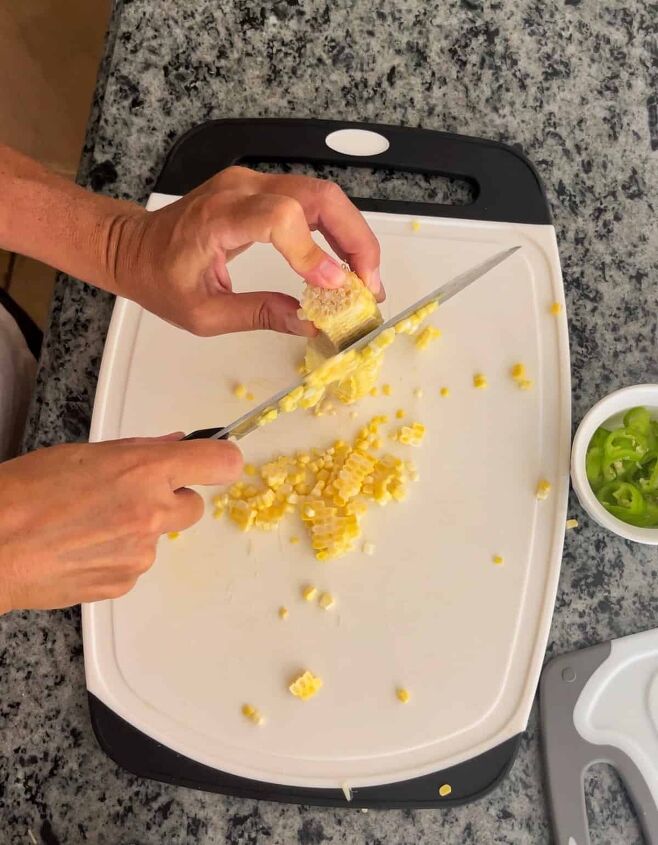 corn chowder recipe easy, cutting fresh corn off the ears to make recipe for corn chowder