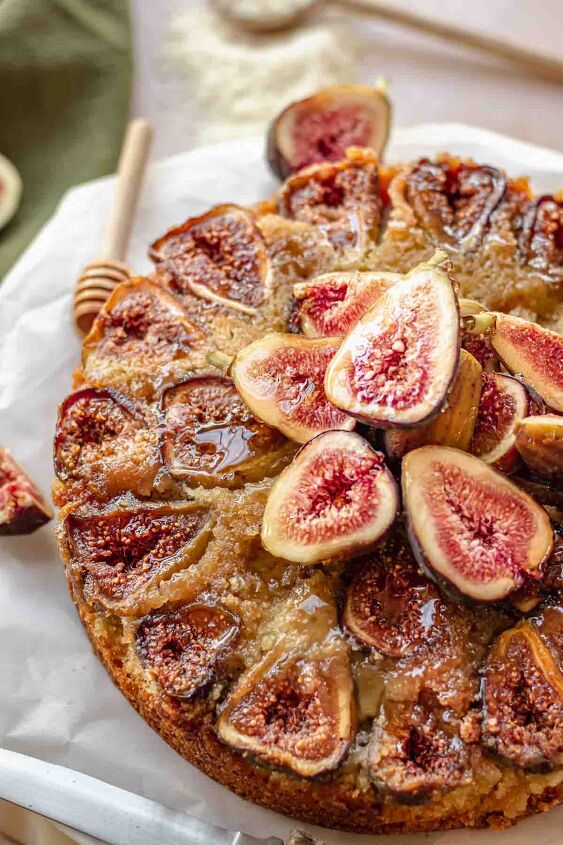 upside down almond fig cake, Fig cake on a platter with fresh figs and honey