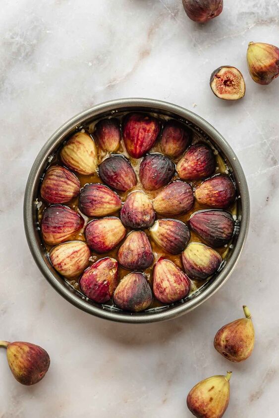 upside down almond fig cake, Figs filling a cake pan