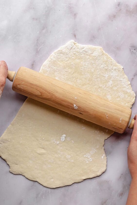 pennsylvania dutch chicken pot pie, Hands using a rolling pin to roll noodle dough