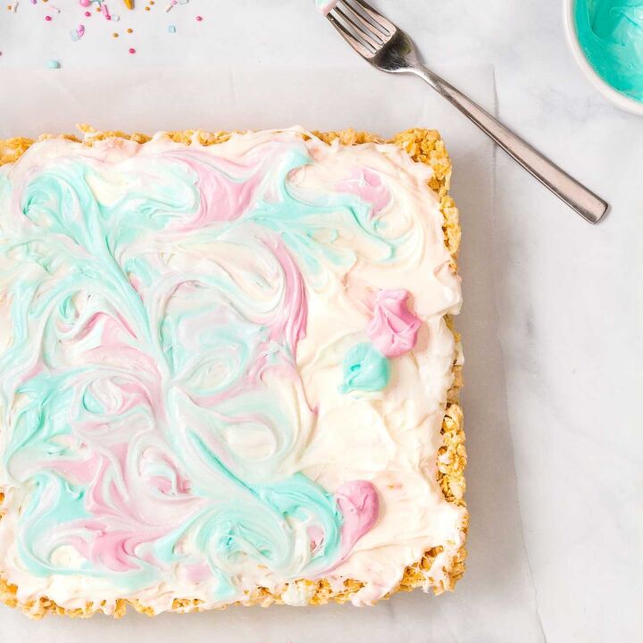 the best unicorn rice krispie treats ever, Use a fork to create the swirls in the Rice Krispie treats
