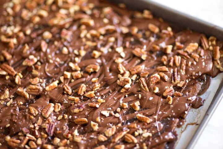 chocolate bark recipe, Chocolate and pecans on top of graham crackers and caramel