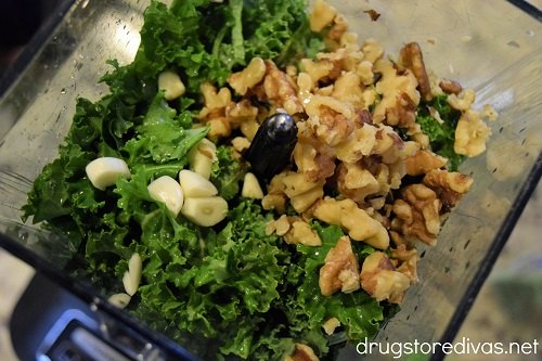 Kale walnuts and garlic in a blender