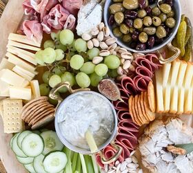 what we put on a fall charcuterie board, an overhead view of the fall charcuterie board