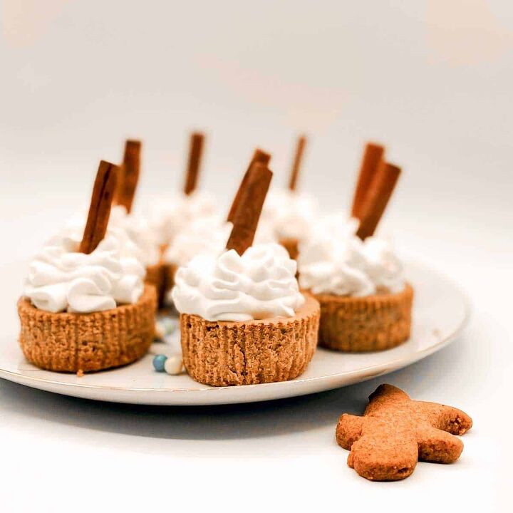 festive mini gingerbread cheesecakes, A plate of seven decorated mini gingerbread cheesecakes