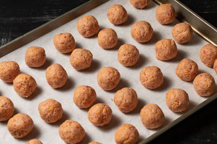 non greasy sausage balls with flour, Sausage balls on a baking sheet