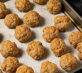 non greasy sausage balls with flour, Baked sausage balls on a cookie sheet
