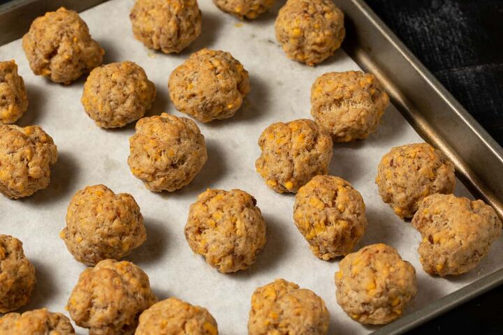 non greasy sausage balls with flour, Baked sausage balls on a cookie sheet