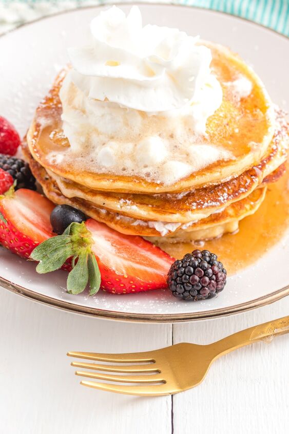sweet cream pancakes, Pancakes with syrup and berries