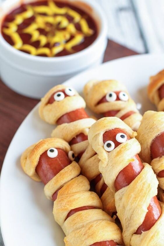 mummy hot dogs recipe with gluten free cheesy garlic bread, decorate mummy dogs with candy eyes