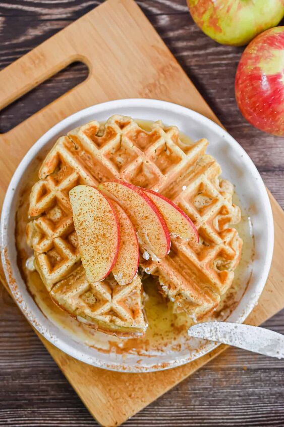 easy apple cinnamon waffles, Top with some extra sliced apples