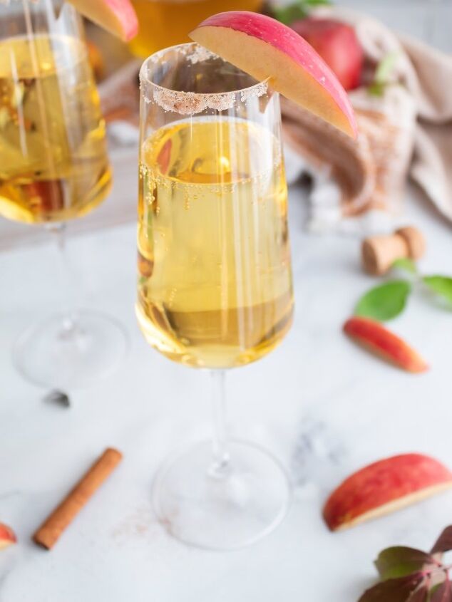 simple two ingredient apple cider mimosas