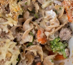 ground turkey broccoli noodle casserole, A close up of turkey and broccoli casserole You can see the creamy noodles with carrots and panko topping