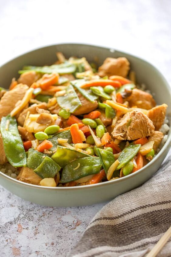instant pot chicken stir fry, close up of chicken stir fry with snow peas and carrots
