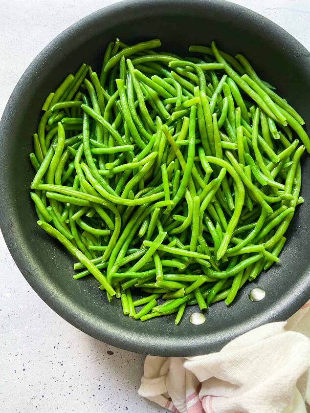 garlic parmesan green beans from frozen, Cook the green beans in one tablespoon of olive oil