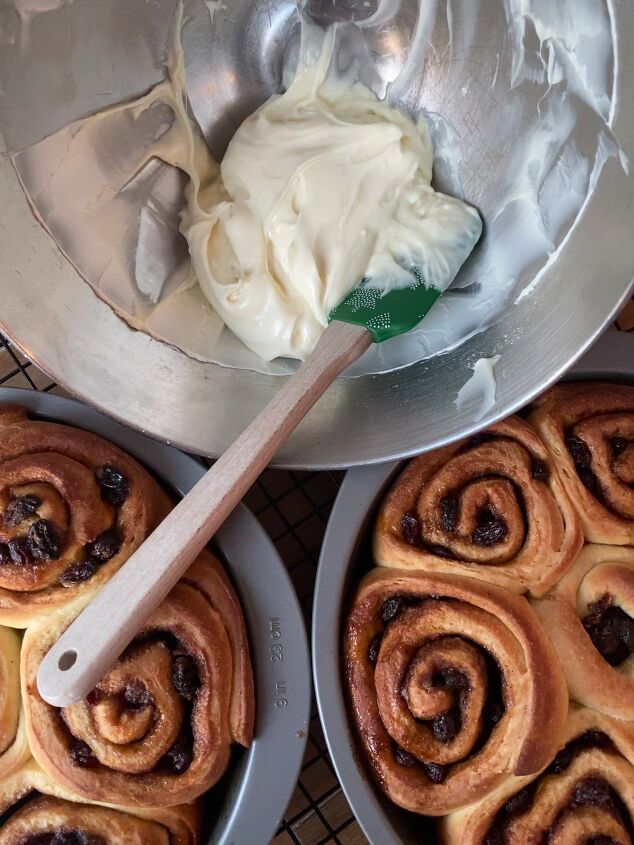 cinnamon raisins rolls with cream cheese frosting, Ready to Frost