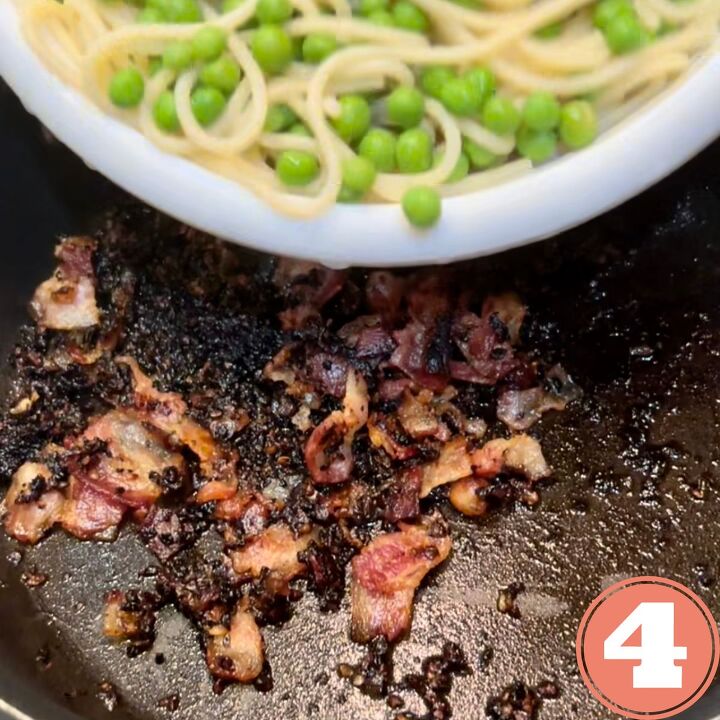 ww spaghetti carbonara with peas, Add your pasta and peas to your skillet with bacon
