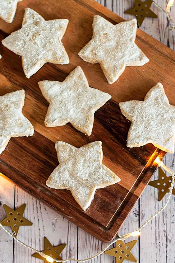 spiced christmas biscuits recipe, baked spiced christmas biscuits on a board
