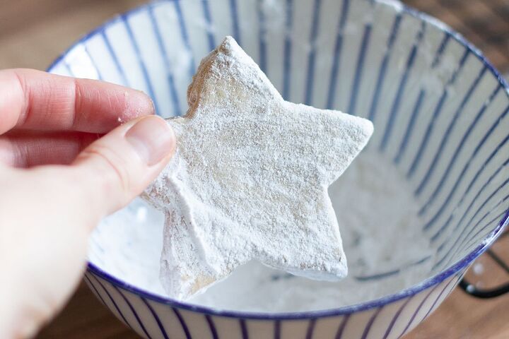 spiced christmas biscuits recipe, Dusting the biscuits with icing sugar