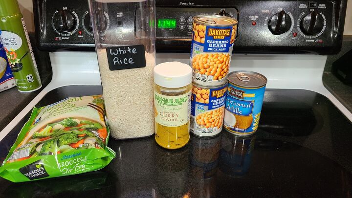 5 ingredient chickpea curry recipe, Ingredients for chickpea curry on a stovetop