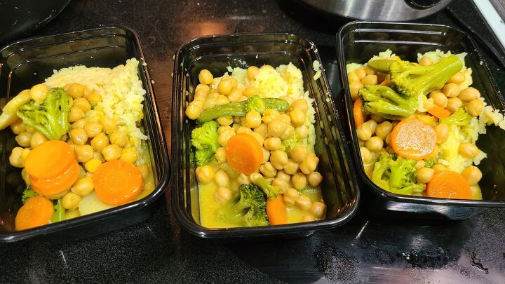 5 ingredient chickpea curry recipe, Three meal prep containers full of chickpea curry