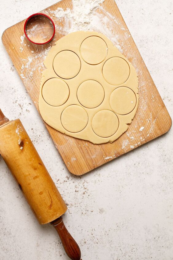 all butter shortbread cookies, Cutting the cookies