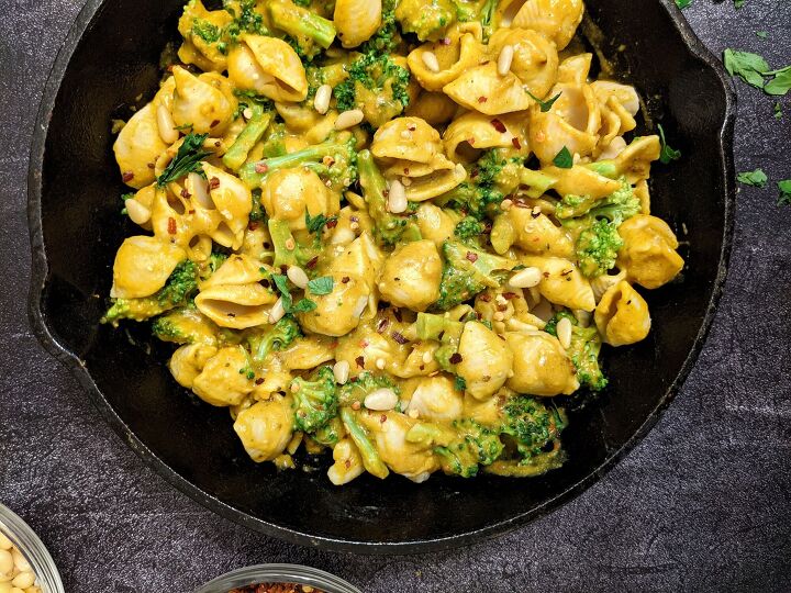 creamy vegan pumpkin mac and cheese with broccoli, A healthy creamy cheesy vegan and vegetarian pumpkin pasta with pumpkin puree and almond milk and loaded with vegetables for a nutritious dinner