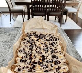 starbucks cranberry bliss bars, Drizzling White Chocolate on Top